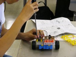 ロボットの組立て作業の写真