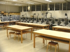 電子技術実験室の写真
