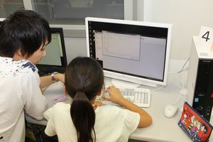 学生に手伝ってもらってデータを登録する様子