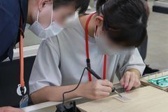 作業を見守る学生の様子